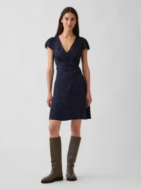 Mini vestido estampado con cuello en V