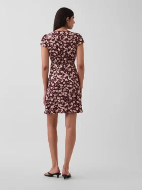 Mini vestido estampado con cuello en V