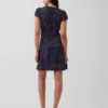 Mini vestido estampado con cuello en V