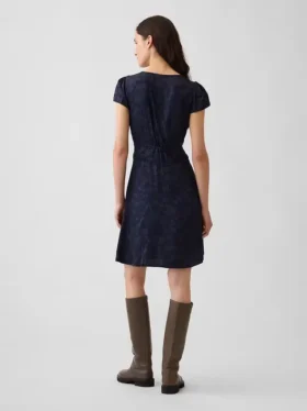 Mini vestido estampado con cuello en V