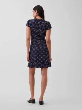 Mini vestido estampado con cuello en V