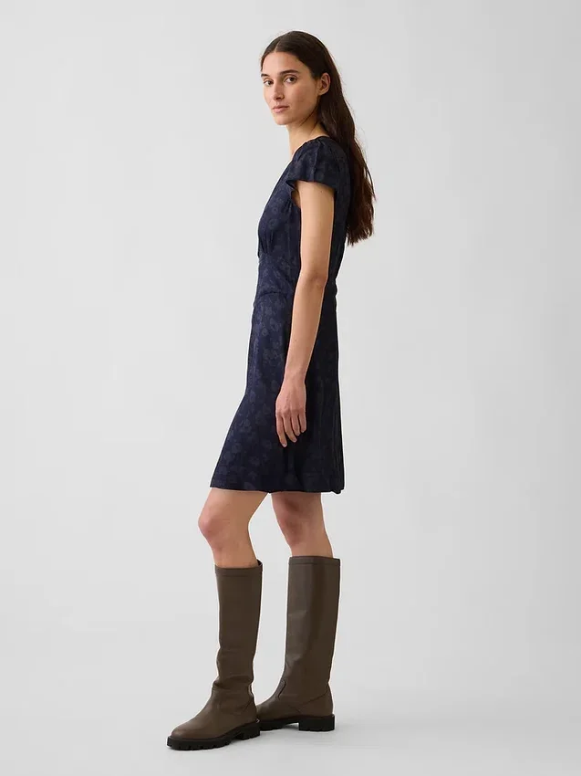Mini vestido estampado con cuello en V