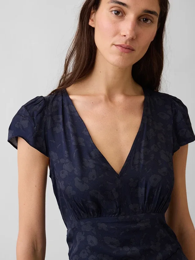 Mini vestido estampado con cuello en V