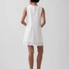 Mini vestido recto con dobladillo de ojales