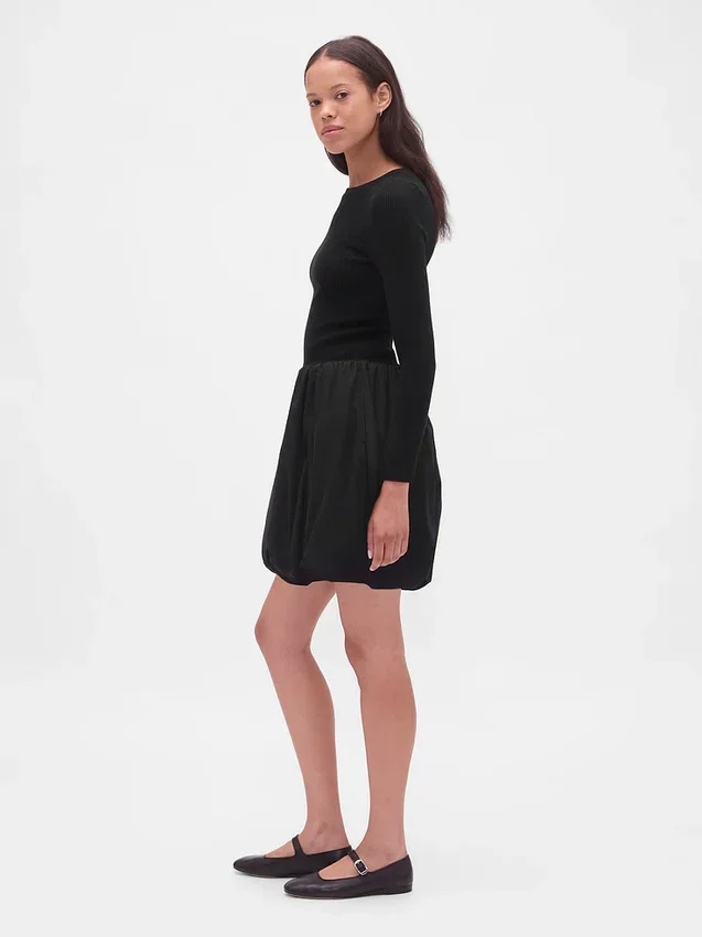 Minivestido de estilo burbuja con mezcla de materiales