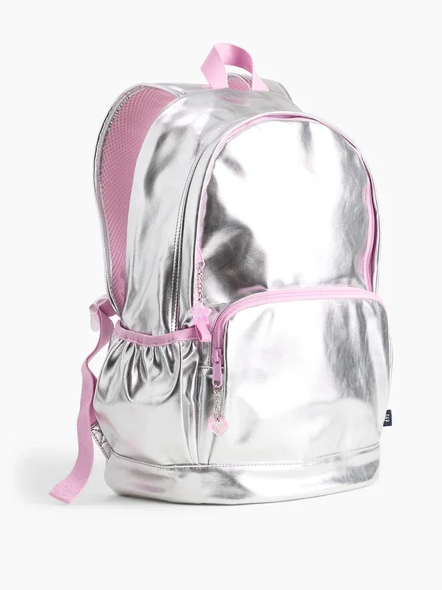 Mochila infantil con dijes metalizados