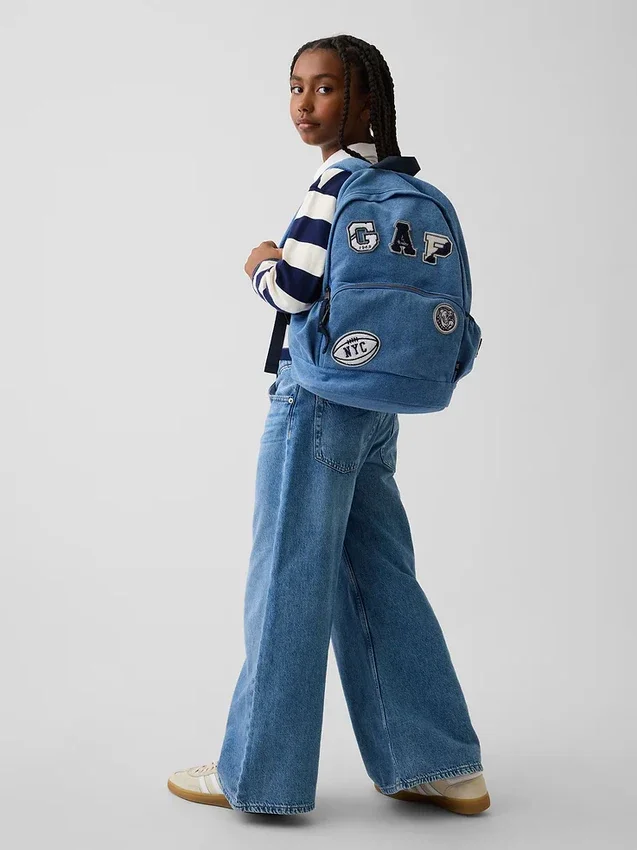 Mochila infantil de mezclilla con parches de logotipos