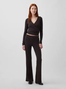 Pantalones acampanados modernos de canalé ancho