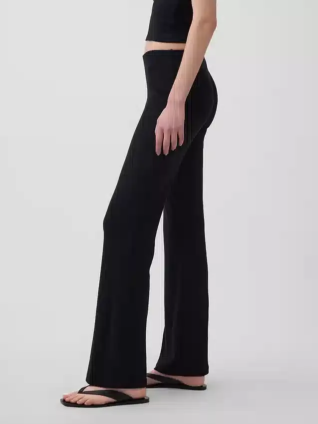Pantalones acampanados modernos de canalé ancho