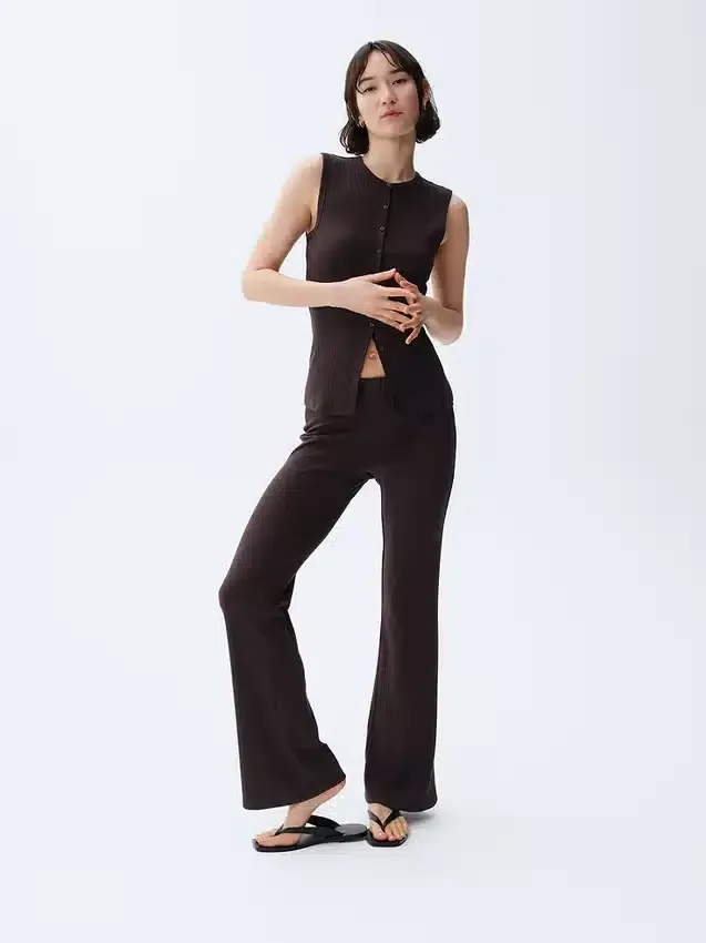 Pantalones acampanados modernos de canalé ancho