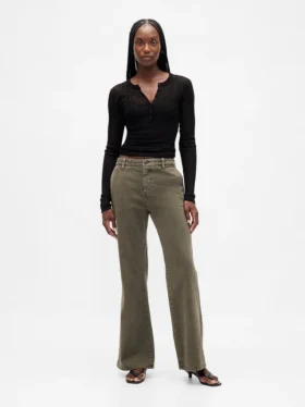 Pantalones caqui acampanados de talle bajo y corte holgado