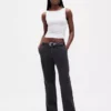 Pantalones caqui acampanados de talle bajo y corte holgado