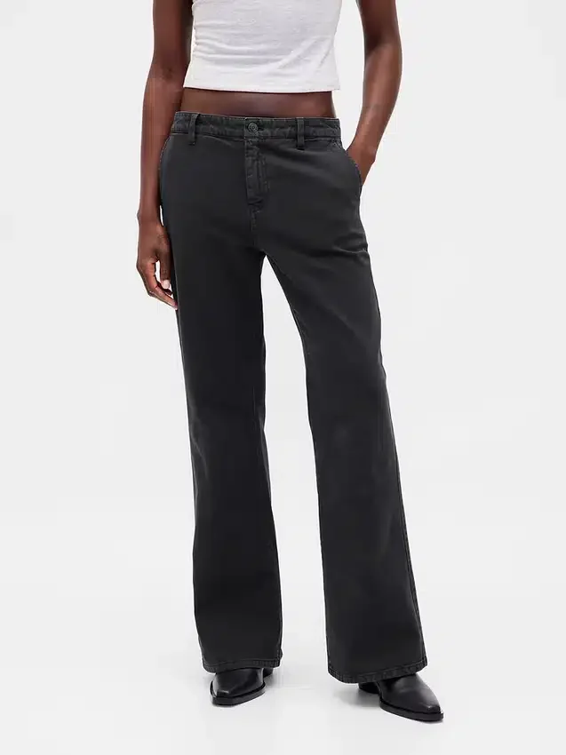 Pantalones caqui acampanados de talle bajo y corte holgado
