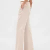 Pantalones caqui acampanados de talle bajo y corte holgado