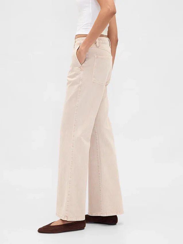 Pantalones caqui acampanados de talle bajo y corte holgado