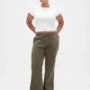 Pantalones caqui acampanados de talle bajo y corte holgado