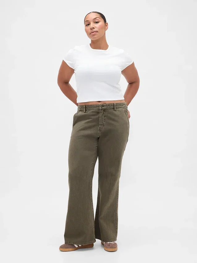 Pantalones caqui acampanados de talle bajo y corte holgado