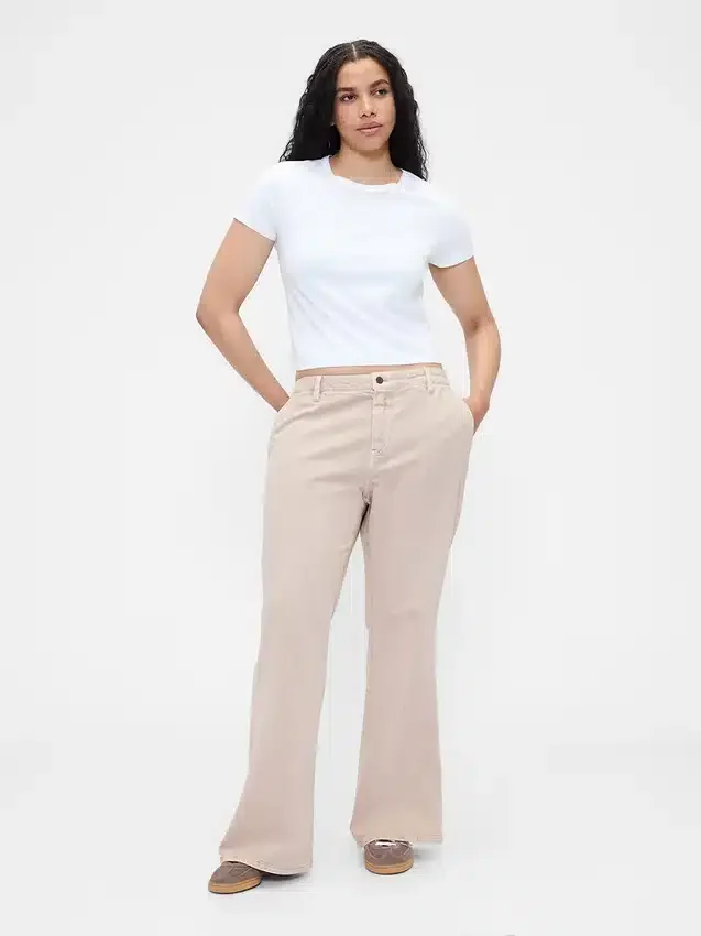 Pantalones caqui acampanados de talle bajo y corte holgado