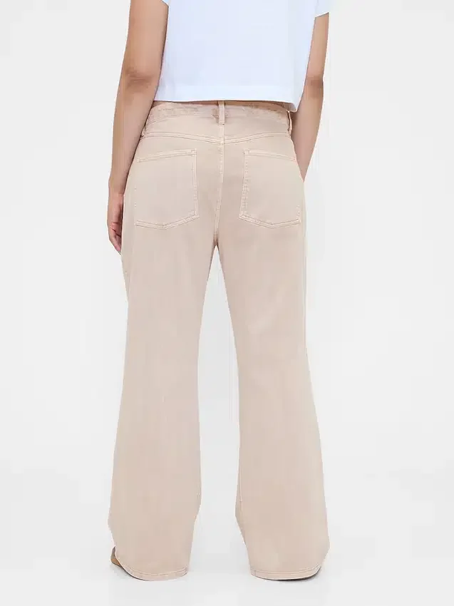 Pantalones caqui acampanados de talle bajo y corte holgado