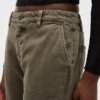 Pantalones caqui acampanados de talle bajo y corte holgado