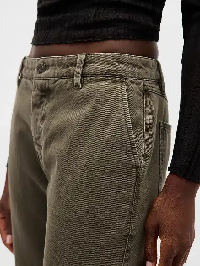 Pantalones caqui acampanados de talle bajo y corte holgado