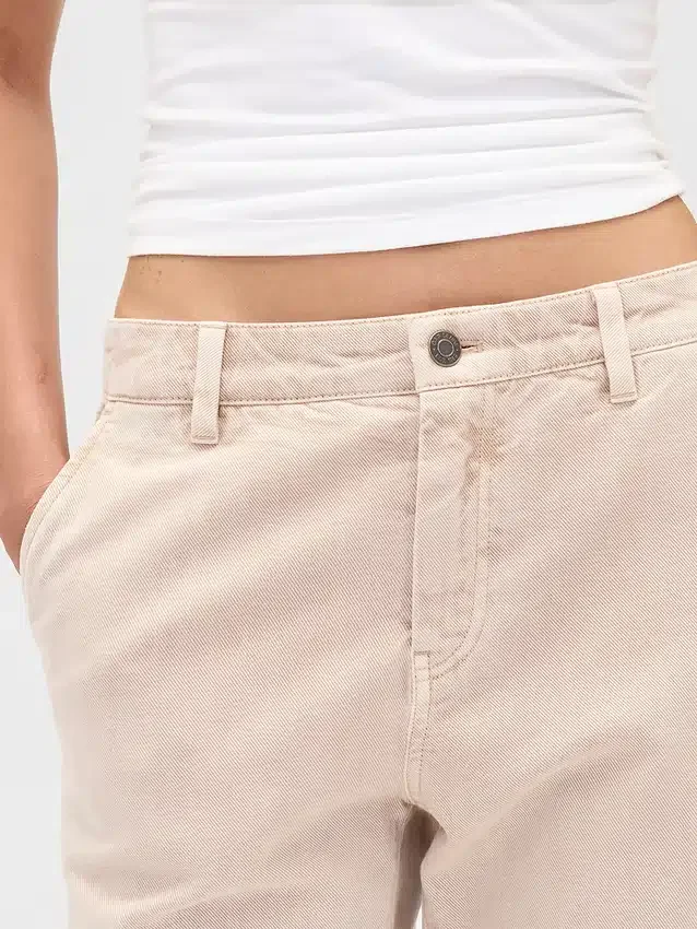 Pantalones caqui acampanados de talle bajo y corte holgado