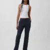 Pantalones caqui ajustados de tiro bajo y corte acampanado