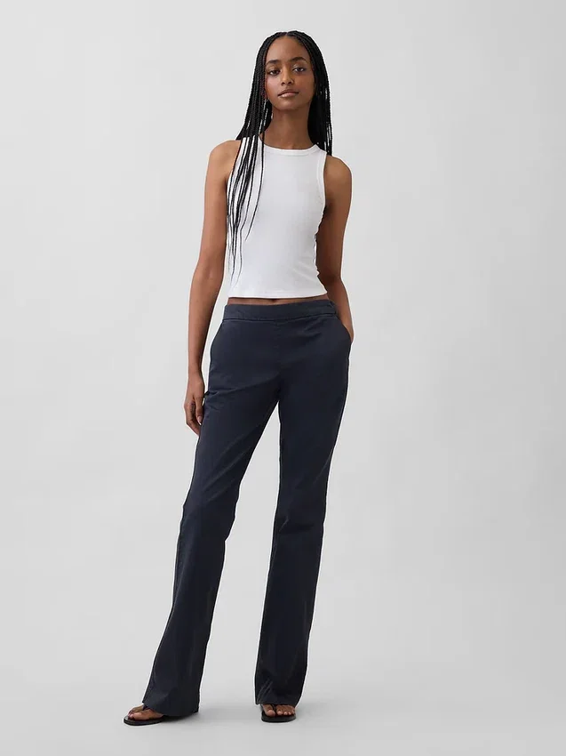 Pantalones caqui ajustados de tiro bajo y corte acampanado
