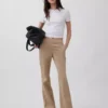 Pantalones caqui ajustados de tiro bajo y corte acampanado