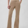 Pantalones caqui ajustados de tiro bajo y corte acampanado