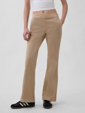 Pantalones caqui ajustados de tiro bajo y corte acampanado