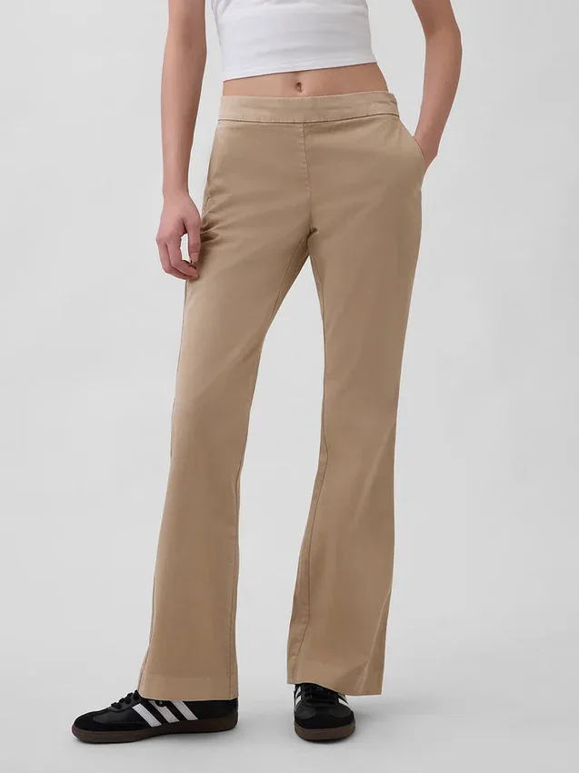 Pantalones caqui ajustados de tiro bajo y corte acampanado