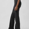 Pantalones caqui ajustados de tiro bajo y corte acampanado