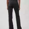 Pantalones caqui ajustados de tiro bajo y corte acampanado