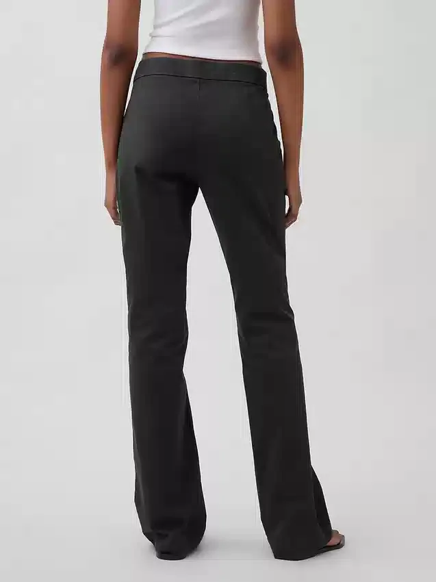 Pantalones caqui ajustados de tiro bajo y corte acampanado