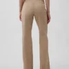 Pantalones caqui ajustados de tiro bajo y corte acampanado