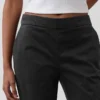 Pantalones caqui ajustados de tiro bajo y corte acampanado