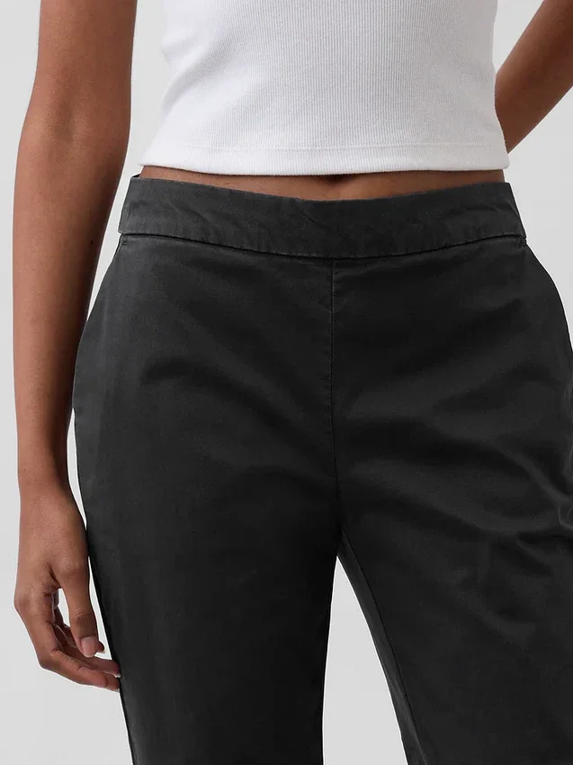 Pantalones caqui ajustados de tiro bajo y corte acampanado