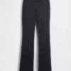 Pantalones caqui ajustados de tiro bajo y corte acampanado