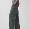 Pantalones caqui holgados de talle bajo estilo años 90