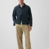 Pantalones caqui holgados y modernos