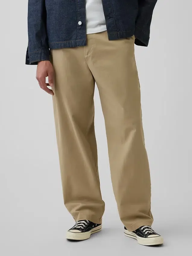 Pantalones caqui holgados y modernos