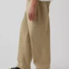 Pantalones caqui holgados y modernos