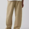 Pantalones caqui holgados y modernos