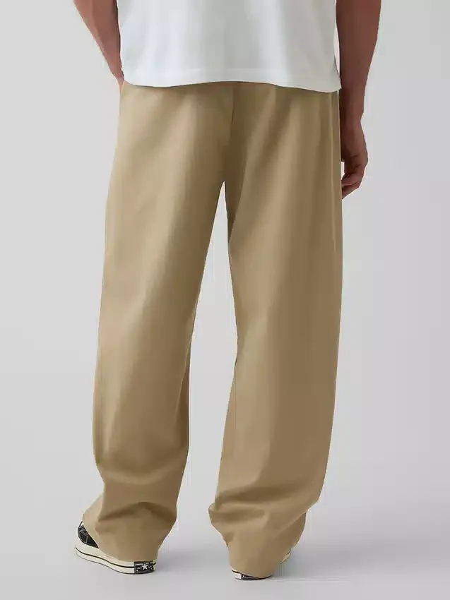 Pantalones caqui holgados y modernos