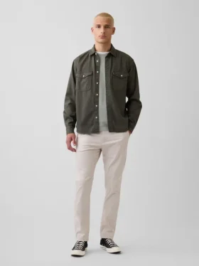 Pantalones caqui modernos de corte ajustado
