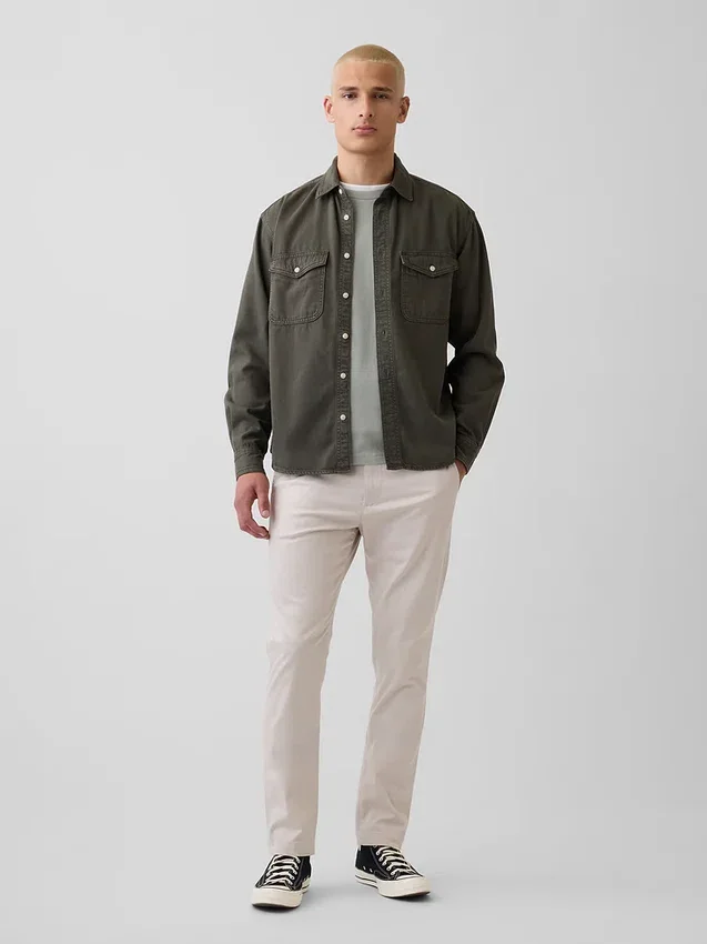 Pantalones caqui modernos de corte ajustado