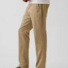 Pantalones caqui modernos de corte ajustado
