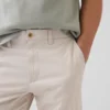 Pantalones caqui modernos de corte ajustado