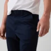 Pantalones caqui modernos de corte ajustado